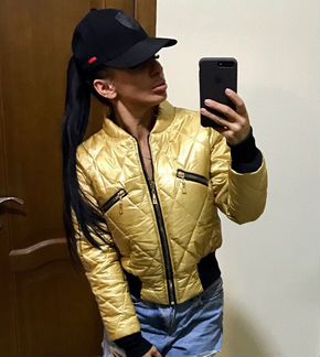 Весенняя куртка в наличии 44 размер Цв золото