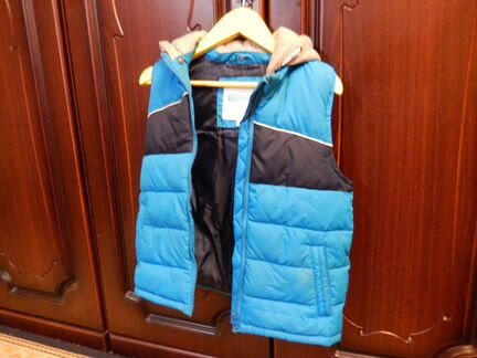 Жилет утепленный с капюшоном р.122 б/у