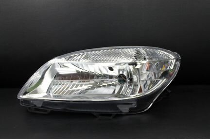 Фара передняя Skoda Fabia с 2010г