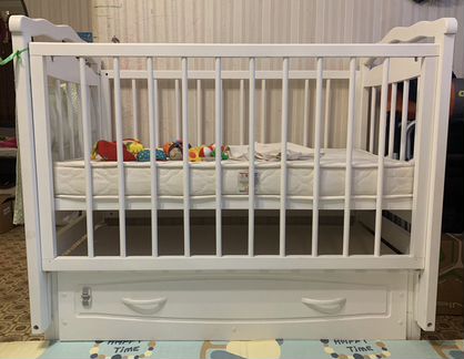 Детская кроватка с маятником