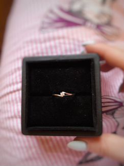 Кольцо из белого золота с бриллиантом