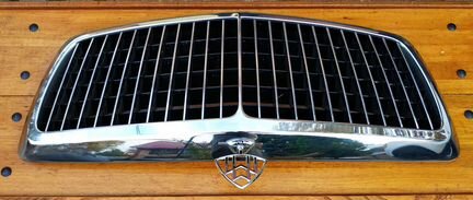 Решетка радиатора с эмблемой Maybach в кузове W240