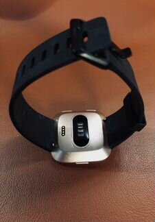 Смарт часы, фитнесс трекер FitBit Versa