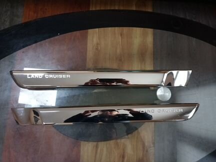 Молдинг задней двери Тойота Ленд Крузер 200