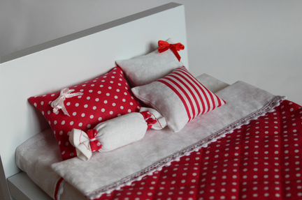 Постельное белье для кукол (красное)