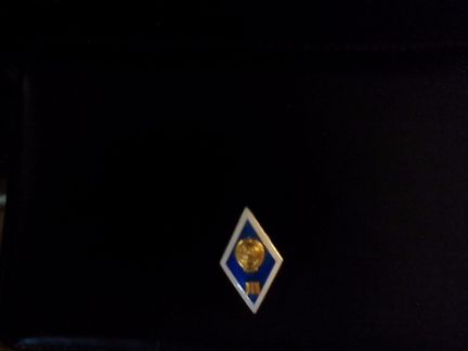 Значок об окончании вуза СССР