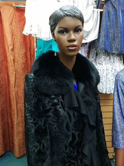 Пальто короткое из натуральной кожи с мехом